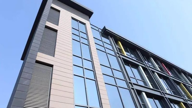 五金件材质定制：门窗幕墙工程中的关键一环**
